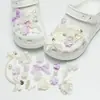 Nuevos dijes de resina para zuecos al por mayor: lindos diseños de dibujos animados, versátiles flores para zapatos de mariposa, flores de burbujas y decoraciones de animales