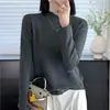 Camiseta base de punto de manga larga con cuello semi-alto estilo francés para mujer, adecuada para otoño e invierno, para llevar debajo de un traje, top ajustado, color liso, suéter suave y acogedor