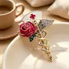 Broche de Corona Incrustado de Pedrería Decoración de Caja de Regalo Esmalte Muñeco de Nieve Navideño Accesorio para Suéter de Mujer Aleación Floral