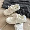 Tênis de Solado Grosso de Verão para Mulheres, Novo Modelo 2026, Sapatos Brancos Finos e Respiráveis, Muito Estilosos, Confortáveis, Versáteis, Sapatos de Treino Alemães