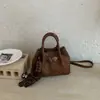 Mini bolso tipo cubo tejido con patrón francés 2026 con diseño de hebilla de cinturón, bolso de nicho, bolso cruzado para el día a día para mujer, estilo cesta de verduras