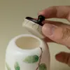 Rinno Gisong Pastel Pintado a Mano Lichi Rojo Mini Lata de Té China Pequeña Cerámica Sellada Lata de Almacenamiento Lata Individual