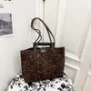 Bolso Cubo Portátil de Contraste de Color Retro Francés Transfronterizo Nuevo para Mujer Otoño e Invierno Versátil para el Trabajo y los Viajes Bolso Cruzado