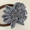 Goma para el pelo de girasol fruncida de cuadros de bloqueo de color de ambiente versátil coreano con accesorio para moño floral