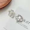 Aretes de Flor Labrada Plateado Mate Estilo Coreano para Mujer, Diseño de Nicho, Aretes de Pétalos Grandes, Suaves y Elegantes, Aretes Versátiles
