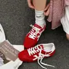Tênis de Treino Alemão Vermelho Retrô para Mulheres, Novo Estilo Primavera 2026, Tênis com Solado Grosso que Aumenta a Altura, Sapatos Esportivos Casuais Versáteis Respiráveis