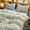 Juego de ropa de cama de cuatro piezas de algodón puro, grado A, seguro para bebés, con temática de dibujos animados, diseño fresco y sencillo con gasa de doble capa, adecuado para dormitorios de estudiantes