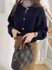 Nuevo Cárdigan de Punto de Lana Pura Otoño e Invierno 2025 para Mujer Cuello Redondo Cuadros de Diamantes Retorcidos Holgado Suave y Sedoso Chaqueta Abotonada