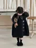 2026 Huzhou Zhili coleção outono de roupas infantis novo conjunto para meninas estilo coreano: conjunto infantil de vestido colete com laço e suéter