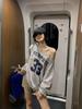 Moletom Cruzado com Estampa de Letras Estilo Americano Retrô Feminino Design de Primavera e Outono Senso de Estilo Spice Girl Casual Solto Manga Longa Top de Ombro