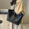 La popular bolsa tote de gran capacidad para mujer de este año es la nueva bolsa casual simple para el hombro 2026, moderna y versátil para ir al trabajo.