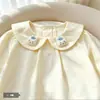Nuevo vestido para niña con cuello de muñeca, vestido de manga larga para primavera/otoño con bordado de conejito pequeño y dobladillo con volantes