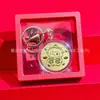 Año de la Oveja Sobre Rojo Saludos de Año Nuevo Souvenir Banco Seguro Regalo Llavero de Lámina de Oro Imitación Llavero Colgante