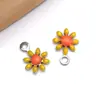 Pingente de Flor Margarida Pequena Esmaltada Dupla Face com Gotejamento de Óleo em Aço Inoxidável Dourado Real Acessórios para Joias de Pulseira Chaveiro DIY