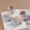 Sandalias de Moda para Niñas con Punta Cerrada y Tacón Grueso 2026 Nuevas Sandalias de Cristal para Desfile de Primavera/Verano para Niños con Suela Suave y Tacón Alto