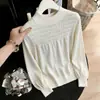 ¡Un disparo real! Toma real del jersey de punto de color liso ligero y elegante con mangas de farol de satén para otoño e invierno de 2026 que disimula y estiliza la figura
