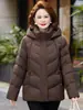 Chaqueta corta de plumón de ganso blanco para mujeres de mediana edad y mayores, estilo mamá de invierno, resistente al frío, engrosada, elegante y disponible en tallas grandes