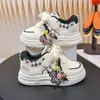 Tênis Infantil para Ensino Fundamental 2026 Primavera e Outono Novos Sapatos Brancos Casuais Respiráveis Moda Desenho Tênis Esportivos Sapatos para Meninas