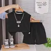 Colete Infantil 2026 Verão Novo Camiseta Meninos Casual Estiloso Crianças Pequenas e Médias Top Fino Sem Mangas Roupas de Verão Tendência