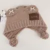 Bonito gorro de punto para otoño e invierno con un pequeño adorno de oso y pompón, hecho de felpa tipo oso de peluche, versátil, cálido y cubreorejas, haciendo que tu cara se vea más pequeña
