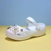 Zapatos de estilo ballet con plataforma gruesa, perforados con diseño de flor de diamante para mujer, de verano, puntera cerrada, para exteriores, zapatillas de casa para interior, EVA antideslizante y resistente a olores