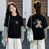 Camiseta de manga comprida com desenho para meninas, conjunto de duas peças de outono, novo estilo 2026, para crianças de tamanho médio e grande, camada base de algodão puro