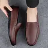 Mocasines de piel suave, nuevo estilo 2026, zapatos casuales slip-on de moda para hombre, versátiles zapatos de piel estilo británico
