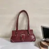 Bolso de axila transfronterizo de nicho, elegante y genial para mujer, con un diseño retro con remaches, una estética europea y americana, y adecuado para ir al trabajo.; un bolso de hombro estilo baguette para otoño