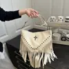 Bolsa de Ombro com Franjas Estilo Boêmio de Nicho 2025 Nova com Rebites Superfície Macia Bolsa Tote Casual Bolsa Transversal Bolsa Feminina