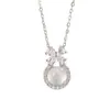 Colar Flor de Calcedônia Branca Imitação para Mulheres, Corrente Simples e de Alto Padrão para Clavícula com Zircônia Incrustada de Diamante, Pingente Redondo Moderno e Versátil