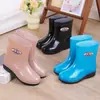 Sapatos impermeáveis de corte médio com solas reforçadas, galochas de cano alto para mulheres, estilos de inverno resistentes ao desgaste de corte baixo e médio, forrados com fleece e antiderrapantes