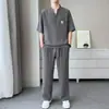 Conjunto Casual de Verano Lujo Ligero de Dos Piezas Delgado Moda Cuello en V Manga Corta Seda de Hielo Sensación Fresca Conjunto Elástico Conjunto Deportivo Hombre