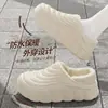 Chinelos de algodão impermeáveis e quentes para homens, adequados para uso externo no outono e inverno, com solas antiderrapantes, design que aumenta a altura e estilo casual com calcanhar fechado.. Também disponível em versão feminina