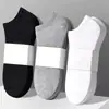 Meias Curtas Clássicas Preto e Branco Cinza Populares da Temu para Todas as Estações Meias Invisíveis Esportivas para Homens e Mulheres Meias de Algodão Versáteis e na Moda