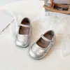 Sapatos Pequenos de Couro para Meninas Sapatos de Princesa Outono 2025 Novos Sapatos Infantis Solado Macio Antiderrapante Sapatos Individuais para Bebê Sapatos Mary Jane