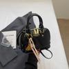 Bolsa Shell Simples com Costura para Carregar na Mão Feminina 2025 Nova Moda e Distinta Bolsa de Ombro Ins Texturizada Estilo Ocidental Transversal