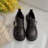 Sapatos de plataforma em couro com bico redondo, estilo britânico e coreano, novos mocassins de sola grossa 2026 com fivela de metal para mulheres, verão com fecho de velcro