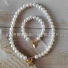 Conjunto de Dos Piezas para Pulsera y Collar con Colgante de Mariposa Inteligente con Hebilla de Nutria, Estilo Fragante Ins de Lujo Ligero Transfronterizo, Perla Imitación Barroca