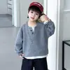 Conjunto Primavera y Otoño para Niños 2412 Nuevo Estilo 2026 Estilo Coreano Conjunto de Dos Piezas de Punto Falso de Dos Piezas con Cuello en V Jeans Conjunto de Dos Piezas Moderno 9