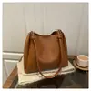 As Bolsas Populares para Mulheres Deste Ano São Bolsas de Ombro de Moda Retrô de Grande Capacidade para o Novo Outono e Inverno com Bolsas Balde Versáteis de Pu Macio