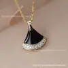 Versão de Luxo do Colar Baojia em Forma de Leque de Lápis-Lazúli com Ouro Rosé Cravejado de Diamantes 18K, Design Pequeno em Forma de Saia, Madrepérola Branca e Ágata Vermelha