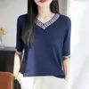 Novo Estilo Primavera e Verão 2026 Tricô V-Neck Tencel Lyocell Manga Curta Feminino Color Block Solto Camisa Base Top Camiseta