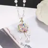 Collar de Perlas de Camelia que Gotea Aceite Nueva Moda para Mujer Exquisita Cadena Larga para Suéter Colgante Versátil de Ropa de Alta Gama