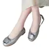 Sapatos de rolinho de ovo 2026 novo estilo sola macia couro macio antiderrapante para mães plano bico redondo sapatos de um só furo confortáveis primavera e outono respiráveis versáteis
