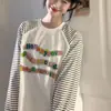 Camiseta de Manga Longa com Estampa de Letras Color-Blocking Novo Estilo 2025 para Mulheres, Top Listrado Versátil na Moda Estilo Preguiçoso