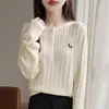 Suéter de malha feminino com gola redonda, modelo novo 2026, importado, lã fina, manga longa meio aberto, bordado de pônei, primavera e outono