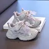 Zapatos Casuales de Malla Transpirable para Niñas 2026 Primavera/Verano Nuevos Moda Infantil Versátiles Zapatos de Papá Niños Medianos y Grandes Zapatos Deportivos