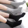 Meias de Dedo Inteiro para Homem Atacado Zhuji, Meias de Cano Médio, Estilo Outono e Inverno, Absorventes de Suor, Antibacterianas, Resistentes a Odores, Meias Longas, Meias de Dedo Dividido para Negócios, Cor Sólida