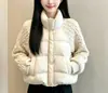 2026 Nova Moda Estilo Coreano Patchwork Manga Tricô Trançado Gola Alta Jaqueta de Algodão Feminina Inverno Nova Baixa Altura Solta Versátil Jaqueta de Algodão
