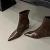 ¡Hermosa textura en una paleta de colores Maillard! Botines de tacón de cuña con punta fina en color marrón, con cremallera trasera, botas estilizadas para otoño e invierno